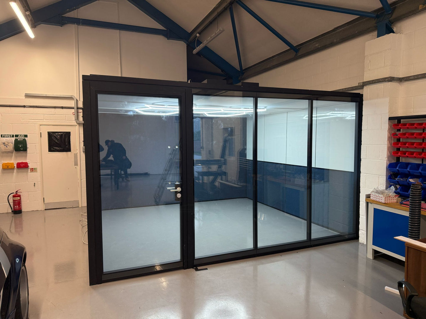 KÖNIG + NEURATH 8 Person Room System Boardroom Pod