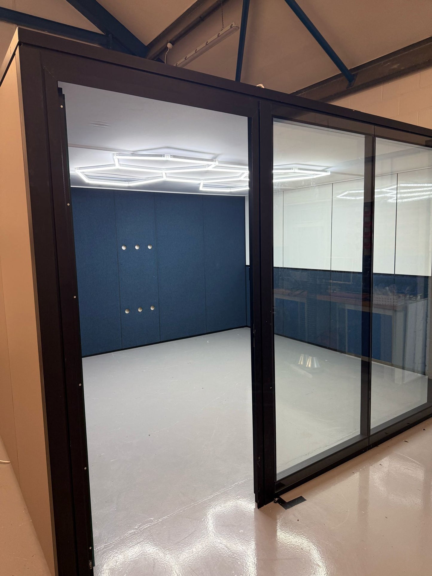 KÖNIG + NEURATH 8 Person Room System Boardroom Pod